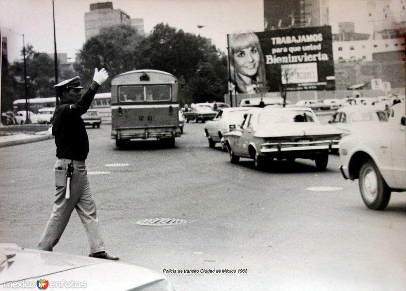 Policia de transito Ciudad de México 1968 por los fotografos Hermanos Mayo.