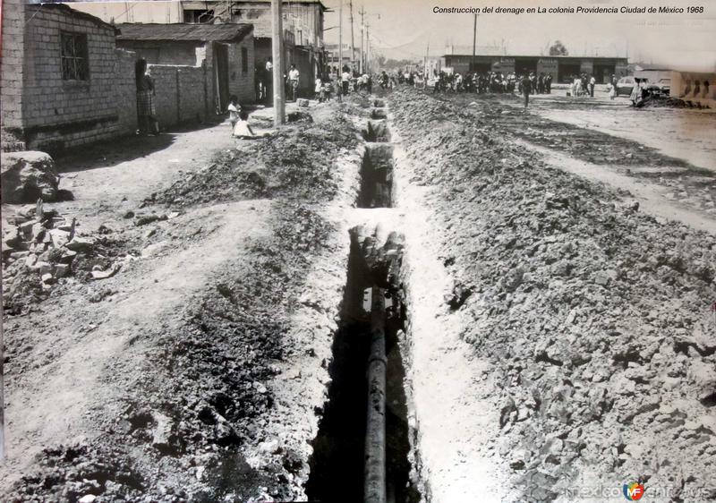 Construccion del drenage en La colonia Providencia Ciudad de México 1968 por los fotografos Hermanos Mayo.