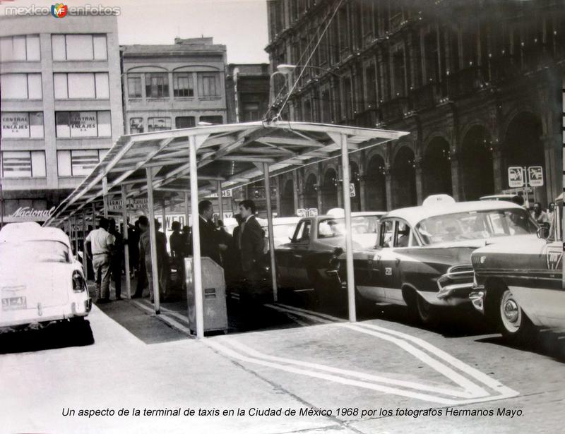 Un aspecto de la terminal de taxis enfrente de el Dto. central en la Ciudad de México 1968 por los fotografos Hermanos Mayo.