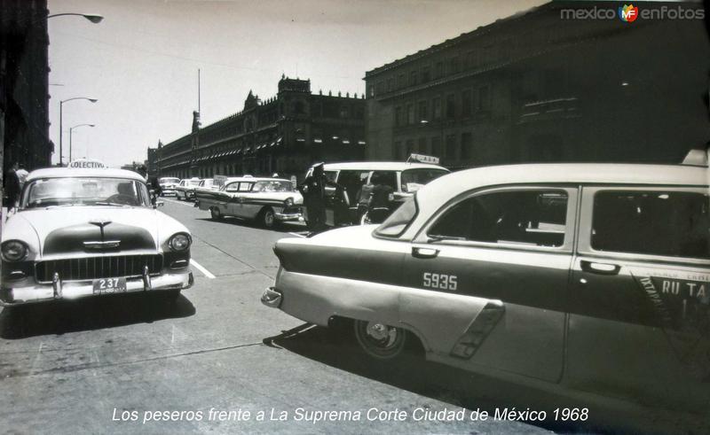 Los peseros frente a La Suprema Corte Ciudad de México 1968 por los fotografos Hermanos Mayo.