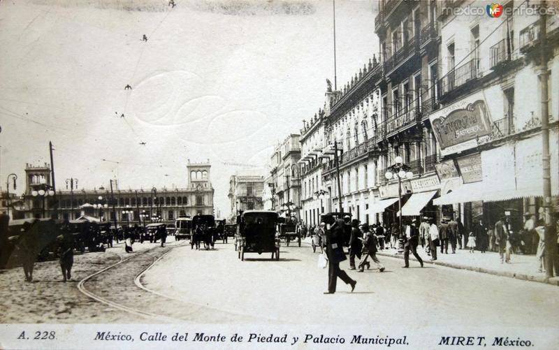 Calle Monte de Piedad y Palacio Municipal.