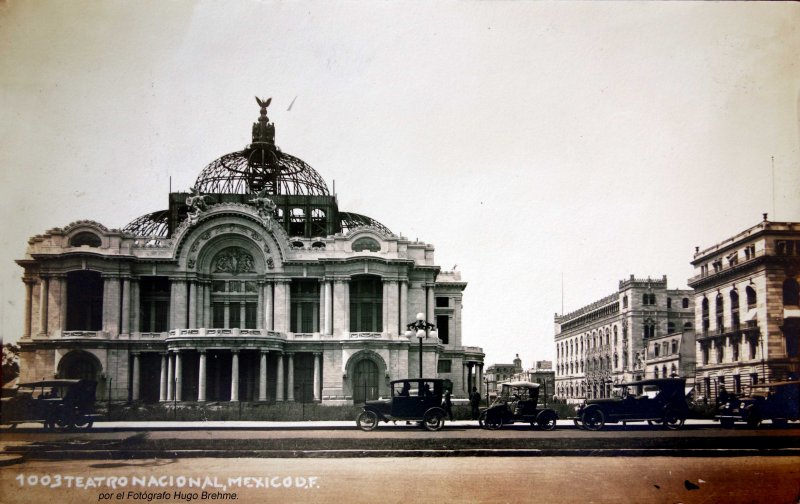 Teatro Nacional por el Fotógrafo Hugo Brehme.