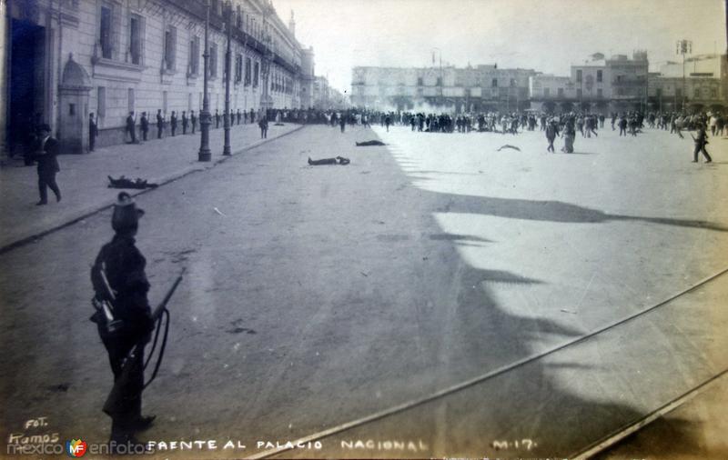 Frente al Palacio Durante la Decena Trágica (1913)