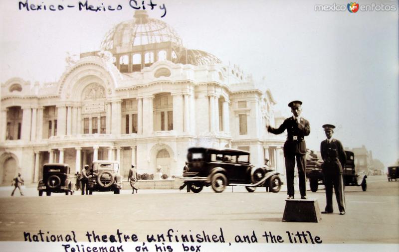 El Palcio de Bellas Artes en construccion y controladores de trafico.