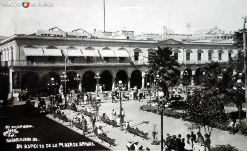 Un Aspecto de la Plaza de Armas Guadalajara, Jalisco ( Circulada el 29 de Julio de 1928 ).