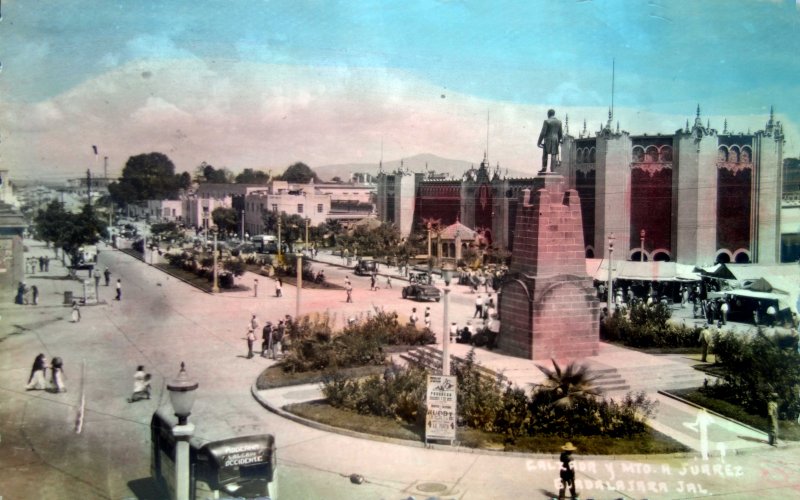 Calzada y Monumento a Juarez ( Circulada el 29 de Octubre de 1942 ).