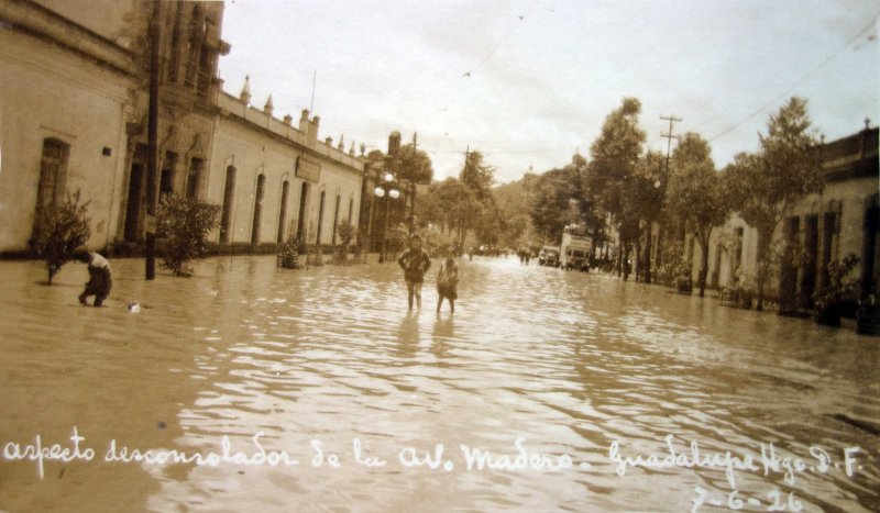 Aspecto desconsolador de la inundacion de avenida Madero ( Acaecida el 7 de Junio de 1926 ) en La Villa de Guadalupe Hidalgo .