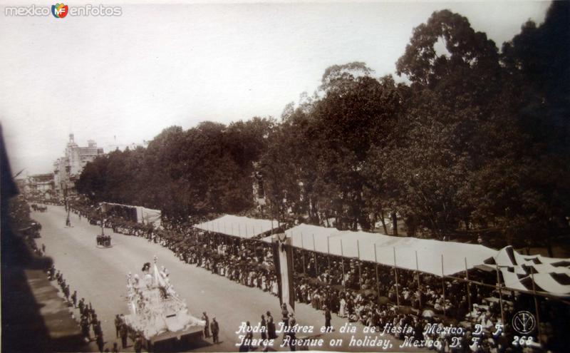 Avenida Juarez en dia de fiesta.