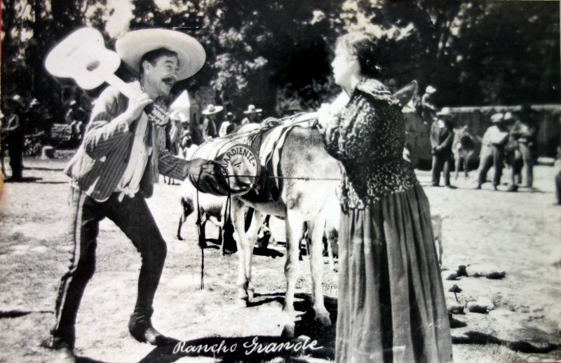 Escena de la pelicula Alla en el Rancho Grande.