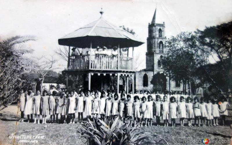 La Plaza e Iglesia ( Circulada el 29 de Abril de 1936 ).