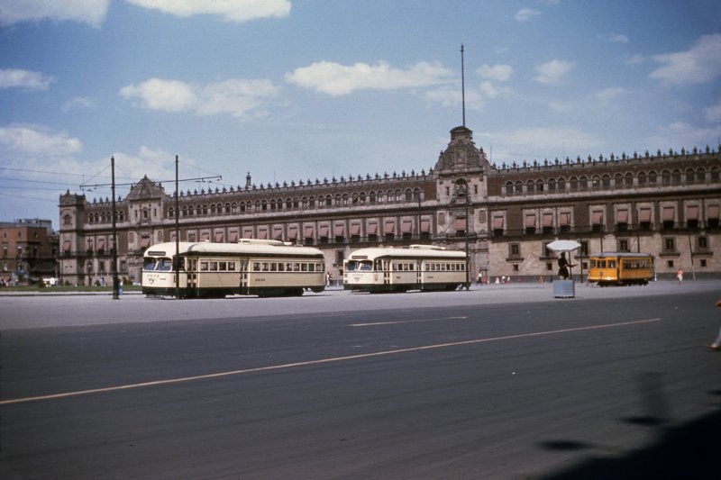 Tranvías frente al Zócalo y Palacio Nacional (1956)