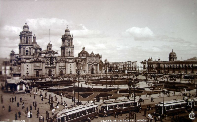 Plaza de La Constitucion y Catedral.
