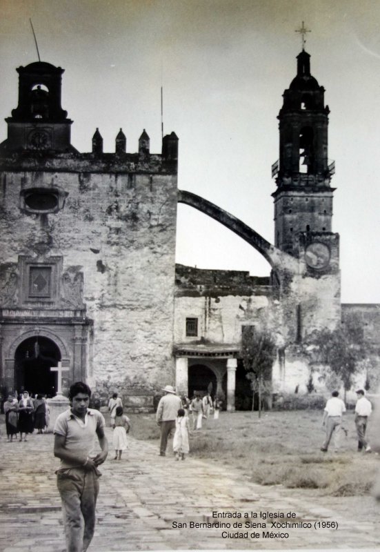 Entrada a la Iglesia de San Bernardino de Siena Xochimilco (1956) Ciudad de México.