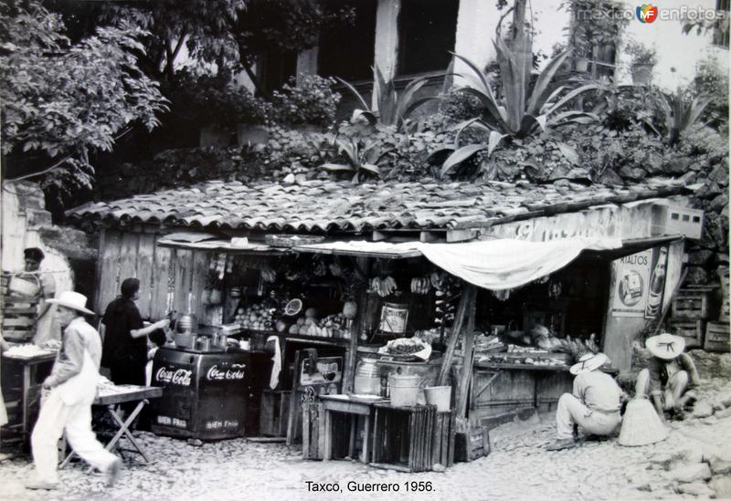 Una tiemda de abarrotes Taxco, Guerrero 1956 .