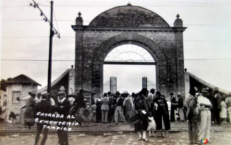 Entrada al cementerio ( Circulada el 20 de Enero de 1930).