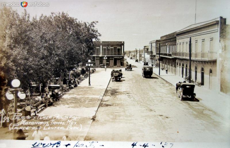 Palacio y Plaza principal ( Circulada el 4 de Abril de 1937 ) .