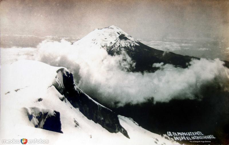 Volcan Popocatepetl visto desde el Ixtaccíhuatl Por el fotografo Hugo Brehme.