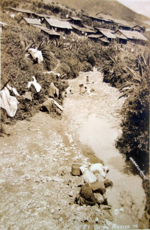 Tipos Mexicanos lavanderas por el fotografo Walter E. Hadsell.