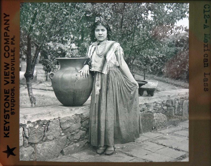 Tipos Mexicanos mujer Mexicana en traje tipico.