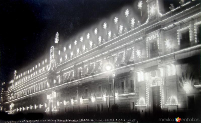 Recuerdo del centenario de la independencia Mexicana El Palacio Nacional por el fotografo E V Garcia ( 1910)