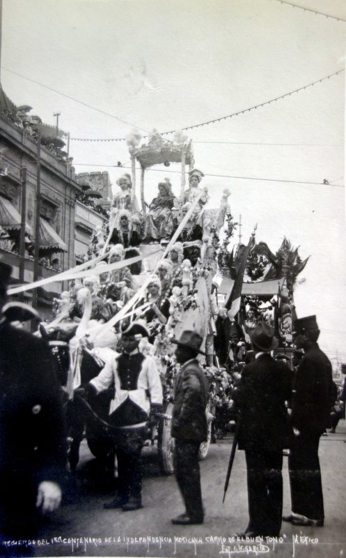 Recuerdo del centenario de la independencia Mexicana carro de El Buen Tono por el fotografo E V Garcia ( 1910)