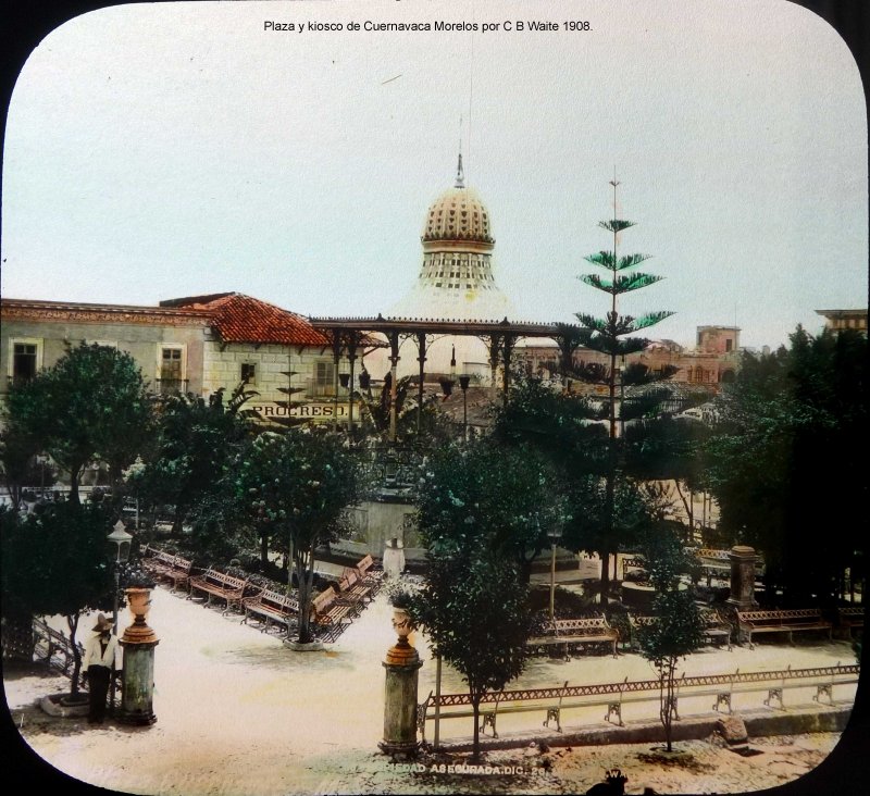 Plaza y kiosco de Cuernavaca Morelos por el fotografo C B Waite 1908.