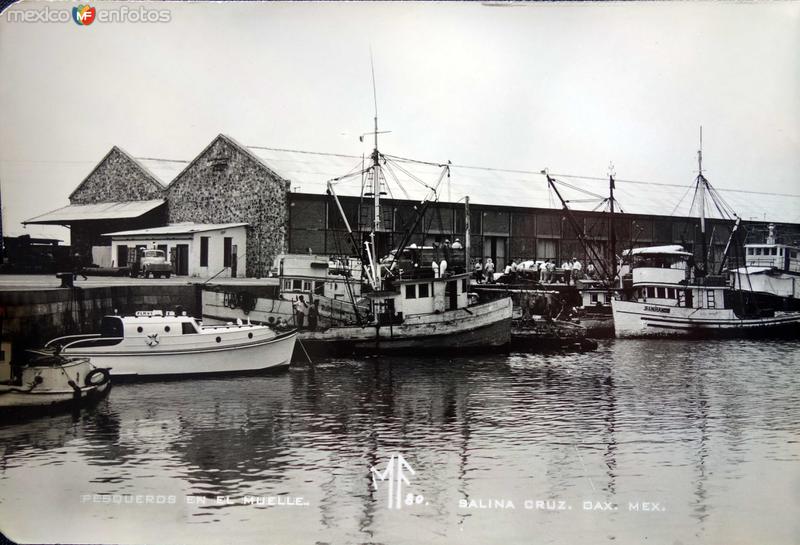 Pesqueros en el muelle.