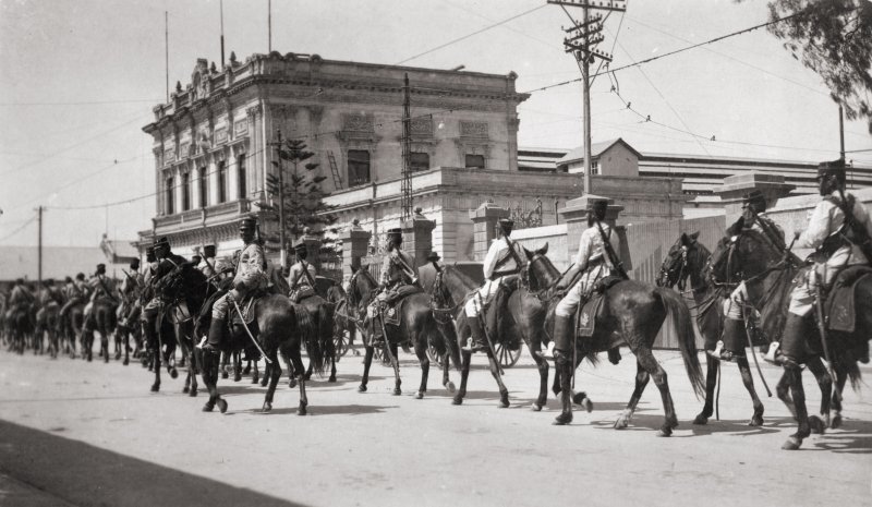 Decena Trágica: Soldados federales frente a la estación del Ferrocarril Central (1913)