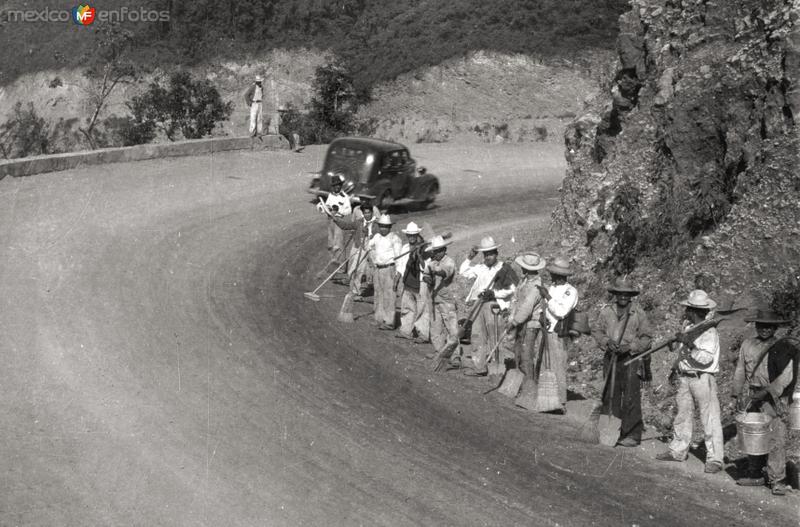 Trabajadores en la Curva del Purgatorio (Carreteral México - Laredo)