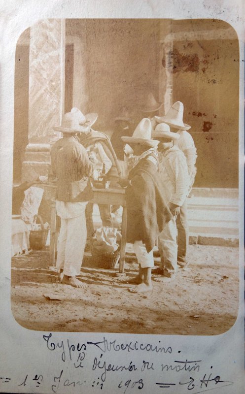 Tipos Mexicanos desayunando ( Circulada el 1 de Enero de 1903 ).