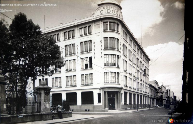 Esquina de Isabel la Católica y Uruguay