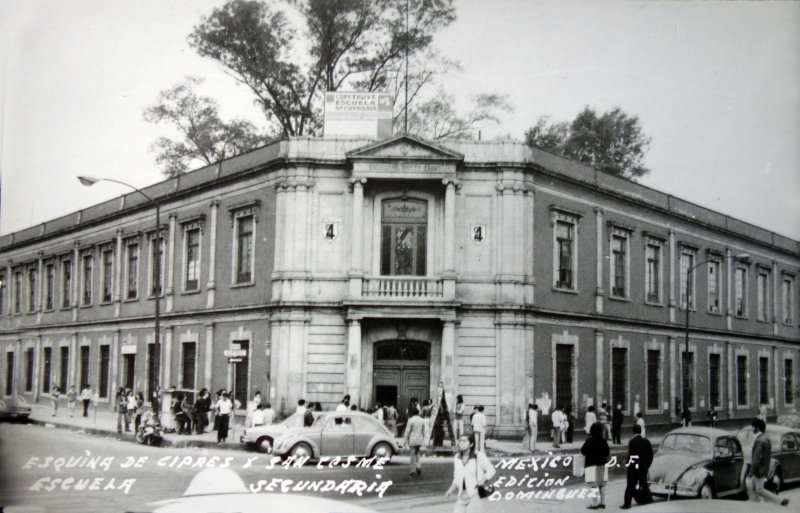 Escuela Secundaria en la esquina de Cipres y San Cosme.