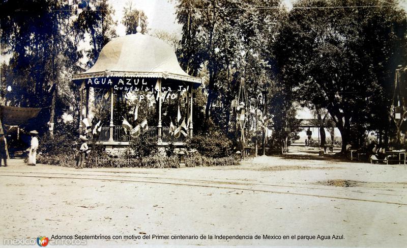 Adornos Septembrinos con motivo del Primer centenario de la Independencia de Mexico en el parque Agua Azul.
