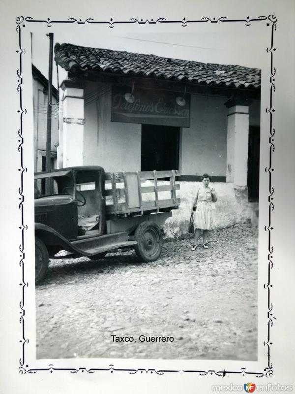 Escena callejera Oficina de Lacompania de telefonos Ericson de Taxco, Guerrero ( 1940 ).