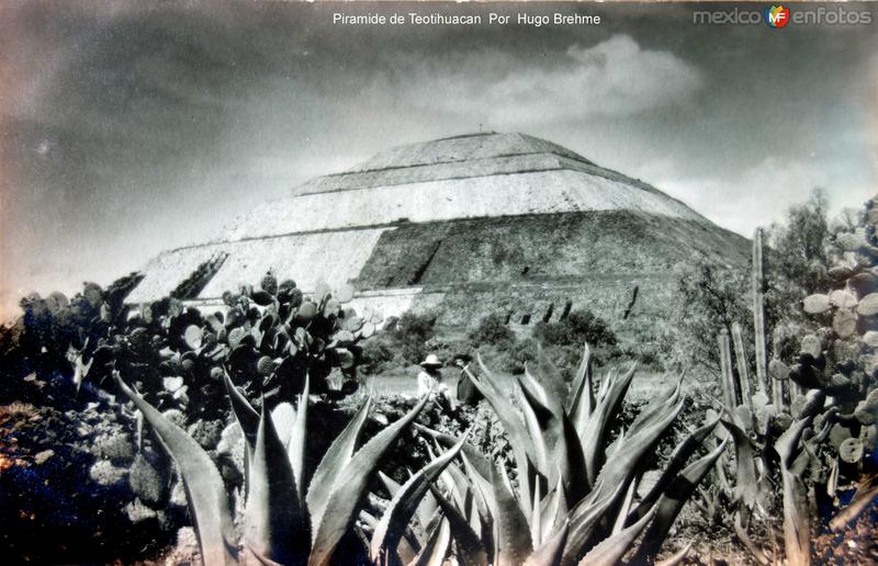 Piramide de Teotihuacan Por el fotografo Hugo Brehme.