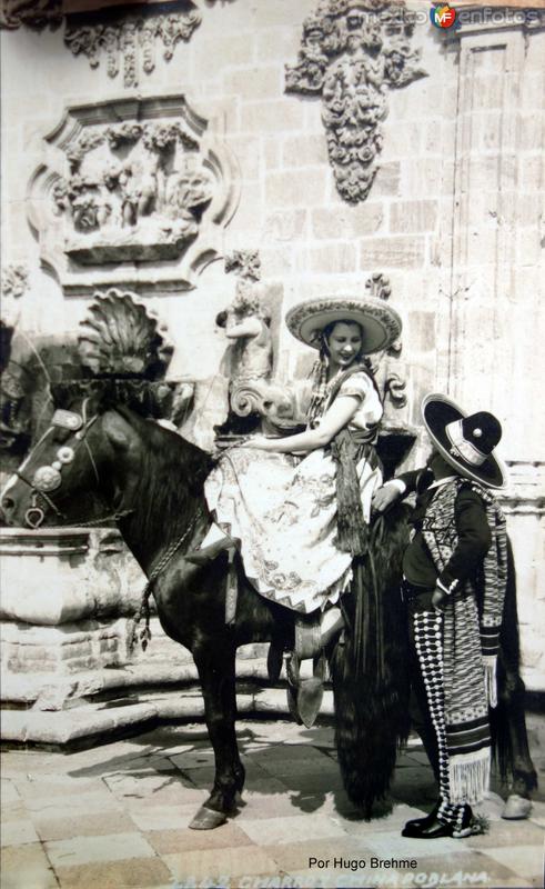 Una China poblana Por el fotografo Hugo Brehme.