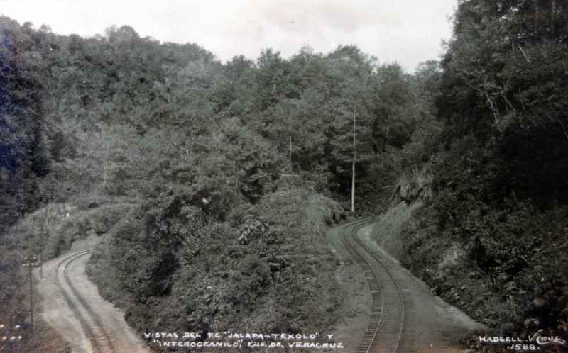 Vistas de El ferrocarril interoceanico y Jalapa- Texolo por el fotografo Walter E. Hadsell.