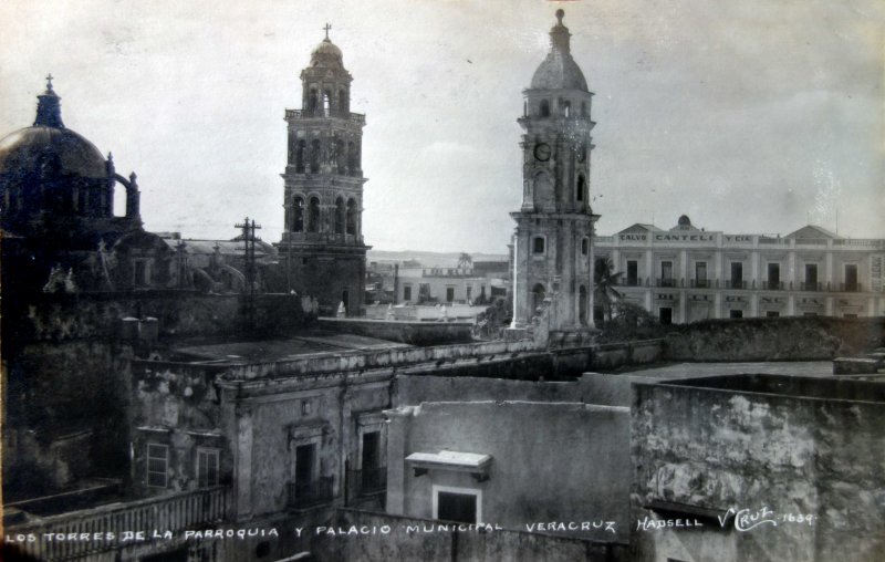 Las torres de la parroquia y Panacio Municipal por el fotografo Walter E. Hadsell.