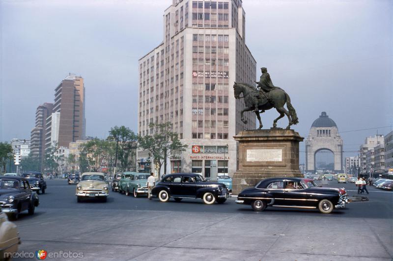 Paseo de la Reforma, El Caballito (Monumento a Carlos IV) y Monumento a la Revolución (c. 1950)