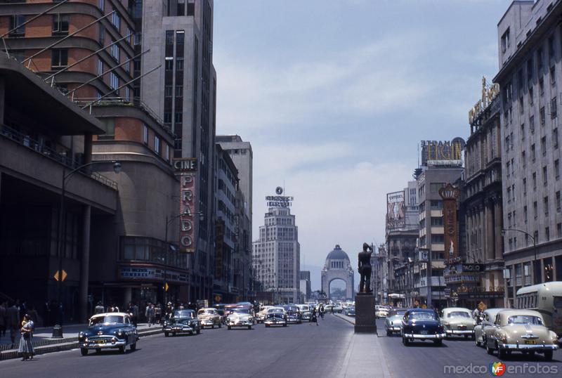 Avenida Juárez (con Hotel y Cine Prado, Hotel y Cine Regis, Edificio Corcuera y Monumento a la Revolución)