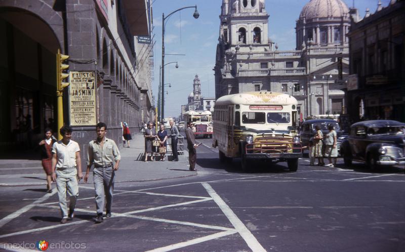Vista a la Catedral, desde Avenida 16 de Septiembre y Calle Pedro Moreno (c. 1955)