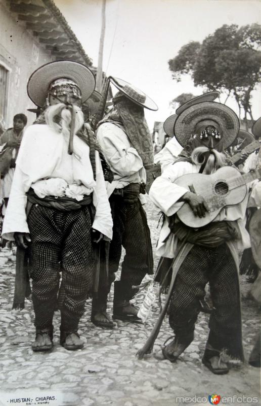 Danzantes folcloricos.