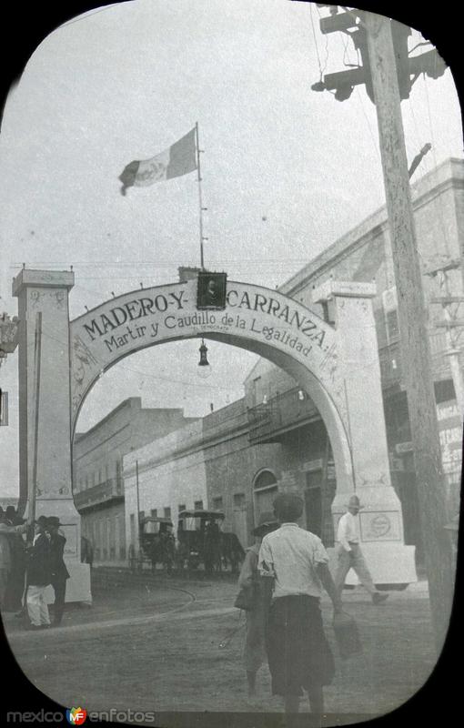 Arco de resibimiento a Madero y Carranza Lugar desconocido.