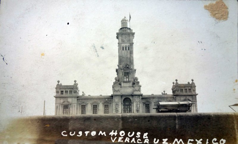 Edificio de La Aduana durante La ocupación estadounidense de Veracruz ( 1914 ).