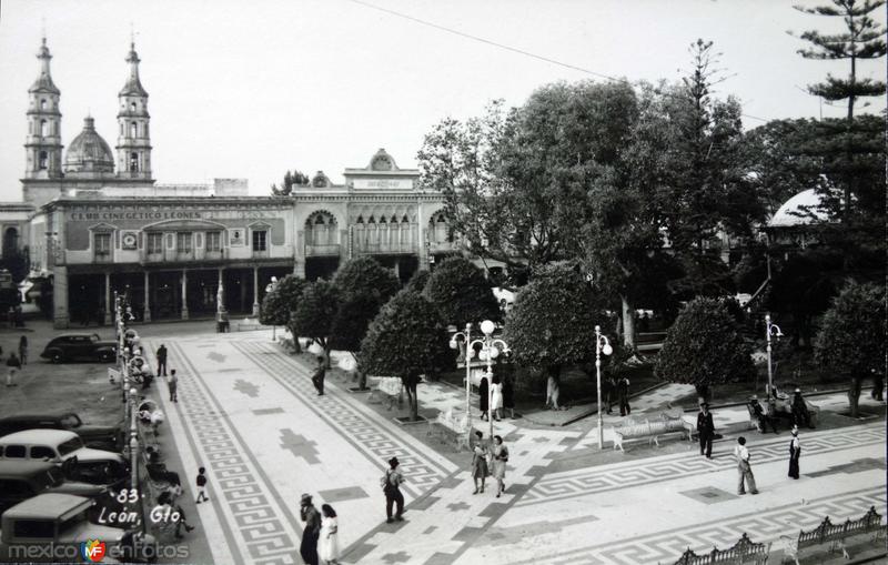 La Iglesia y Plaza.