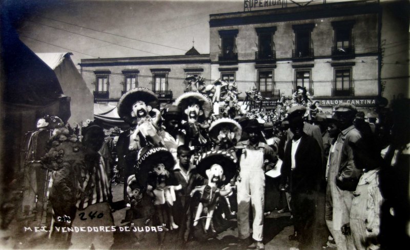 Tipos mexicanos vendedores de Judas en semana santa.