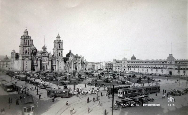 Plaza de la Constitucion ( Circulada el 6 de Mayo de 1935 ).