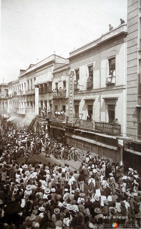 Algun mitin politico (Calle de Tacuba)