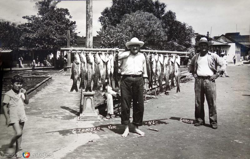 Tipos mexicanos vendedor de pescados.