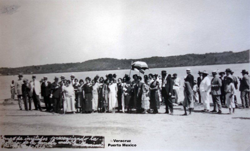 Grupo de invitados a presenciar la lancha de motor Guillermina 1926 Puerto Mexico.